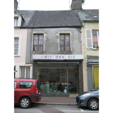 A car parked in front of a building

Description automatically generated