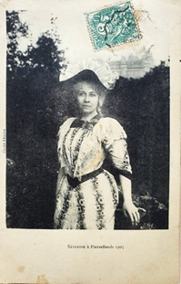 Une image contenant habits, personne, Visage humain, Style rétro

Le contenu généré par l’IA peut être incorrect.