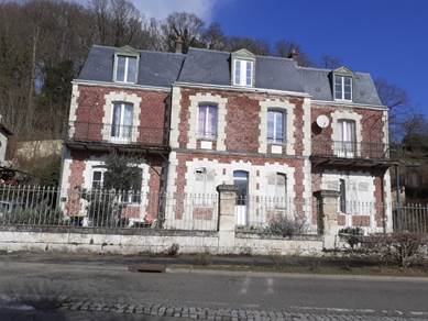 Une image contenant bâtiment, plein air, maison, fenêtre

Le contenu généré par l’IA peut être incorrect.