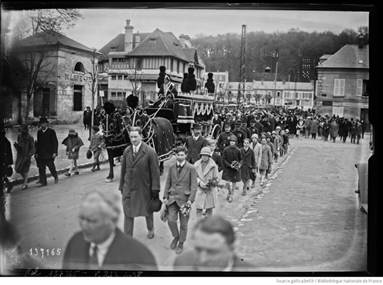 Une image contenant plein air, habits, bâtiment, homme

Le contenu généré par l’IA peut être incorrect.