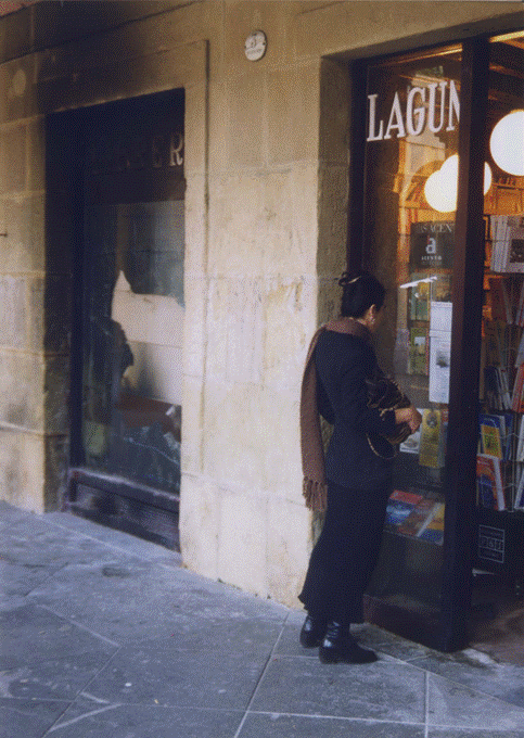 Une image contenant habits, bâtiment, chaussures, personne
Le contenu généré par l’IA peut être incorrect.